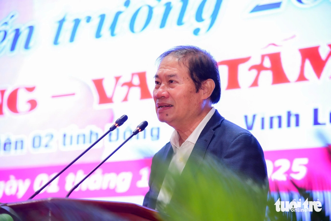 Người chị cao cả nghỉ học cho em vào ĐH Công nghiệp TP.HCM xuất hiện bất ngờ: Tôi tự hào về em tôi! - Ảnh 15. tiếp sức đến trường - Ảnh 15.