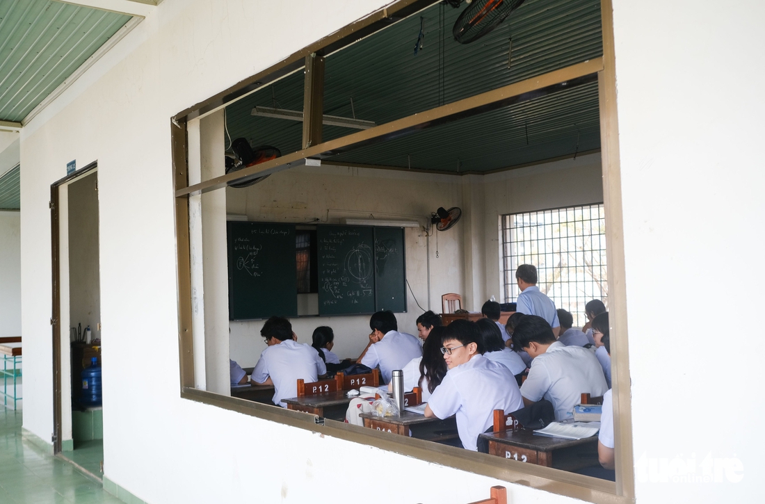 Cửa phòng học, mái ngói bị gió bão thổi bay, học sinh vẫn trở lại trường - Ảnh 2.