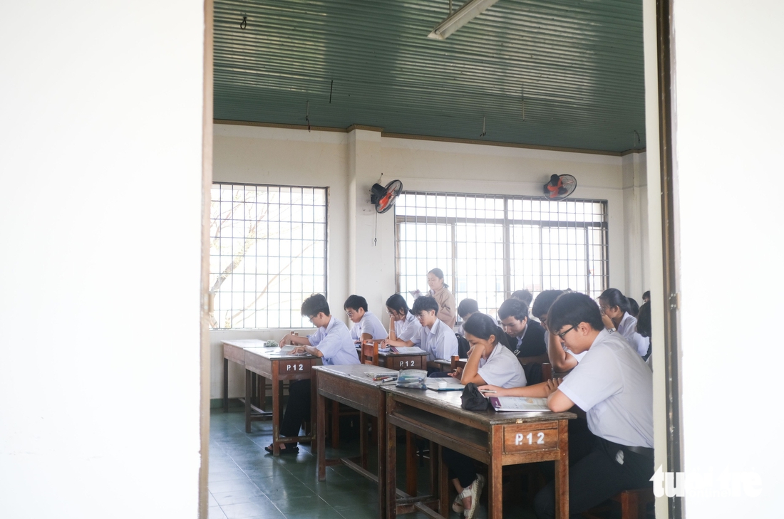 Cửa phòng học, mái ngói bị gió bão thổi bay, học sinh vẫn trở lại trường - Ảnh 3.