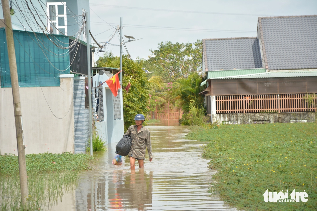 Ngập lụt tại Bình Thuận cũ: ‘Mới dọn dẹp đêm trước, sáng nay nước lại về ngập ngụa nhà cửa’ - Ảnh 7.