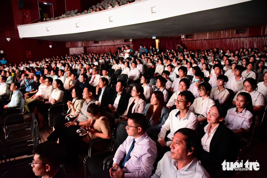 Nam sinh viên mất cha trong COVID-19, mồ côi mẹ: Học bổng vui quá, chỉ tiếc mình không còn gia đình - Ảnh 2.