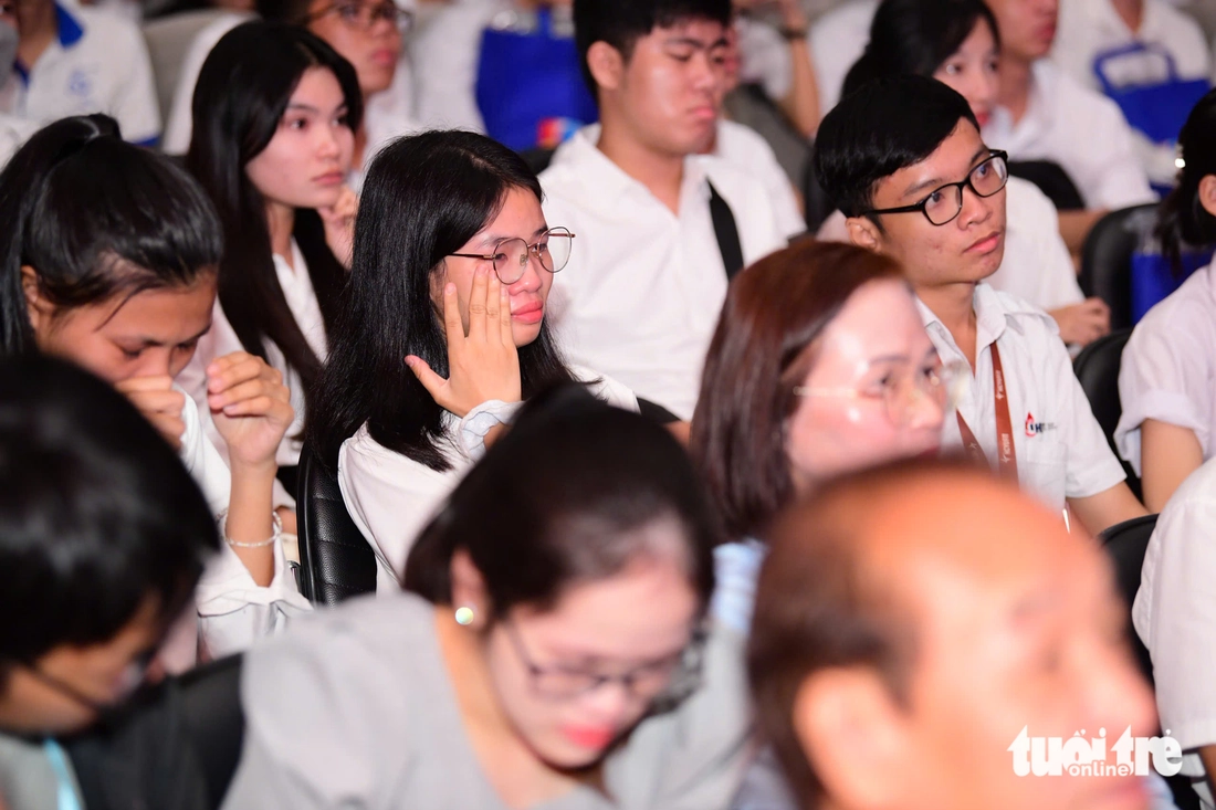 Nữ SV ĐH Bách khoa TP.HCM ra mộ báo mẹ biết có học bổng: Hái ớt mấy chục ngàn, 15 triệu lớn quá! - Ảnh 9.