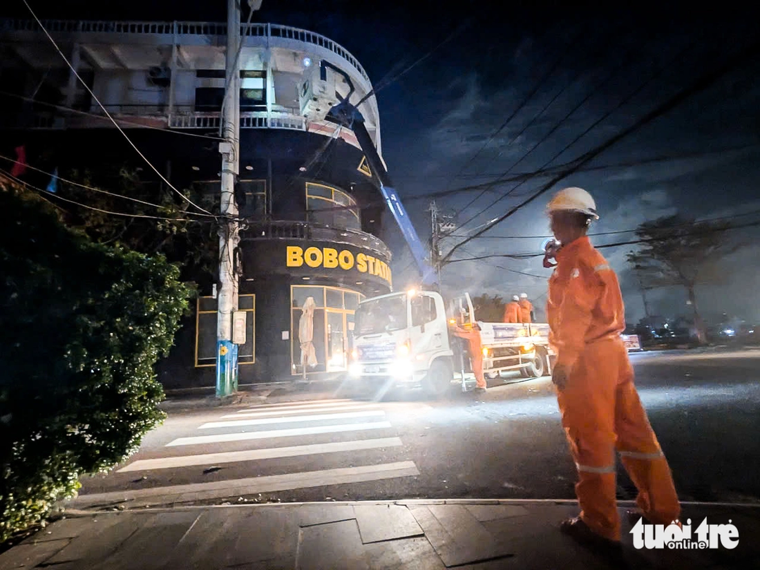 Công nhân điện lực chạy đua đêm ngày, nối lại dòng điện cho dân nơi tâm bão Kalmaegi- Ảnh 1. Kalmaegi - Ảnh 1.