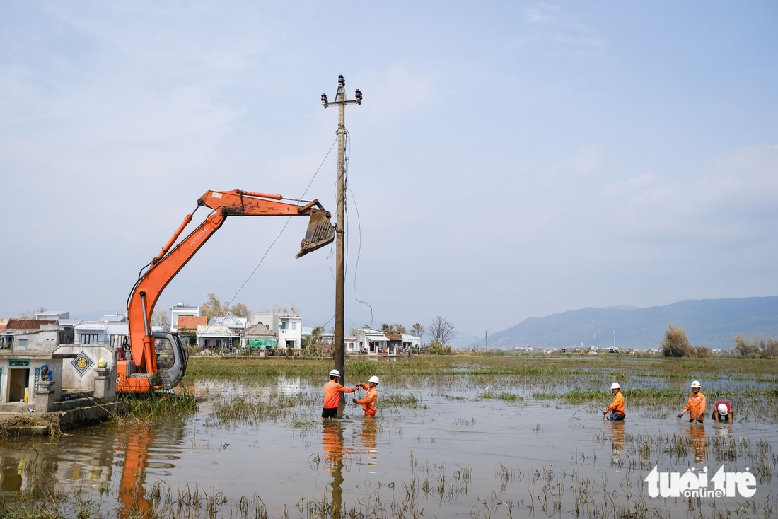 Công nhân điện lực chạy đua đêm ngày, nối lại dòng điện cho dân nơi tâm bão Kalmaegi- Ảnh 2. Kalmaegi - Ảnh 2.