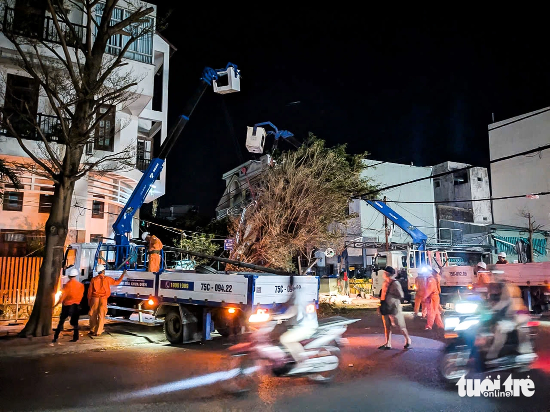 Công nhân điện lực chạy đua đêm ngày, nối lại dòng điện cho dân nơi tâm bão Kalmaegi- Ảnh 4. Kalmaegi - Ảnh 4.