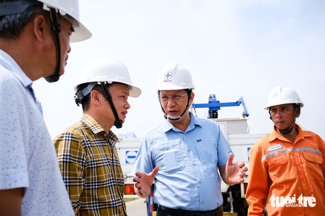 Công nhân điện lực chạy đua đêm ngày, nối lại dòng điện cho dân nơi tâm bão Kalmaegi- Ảnh 5. Kalmaegi - Ảnh 5.