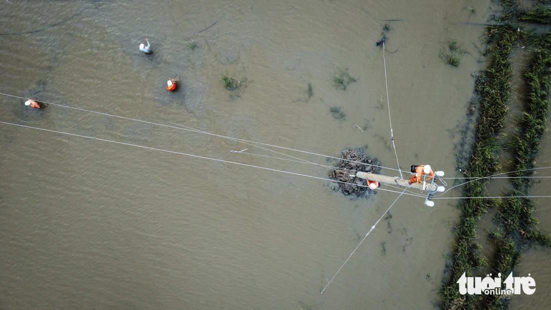 Công nhân điện lực chạy đua đêm ngày, nối lại dòng điện cho dân nơi tâm bão Kalmaegi- Ảnh 6. Kalmaegi - Ảnh 6.