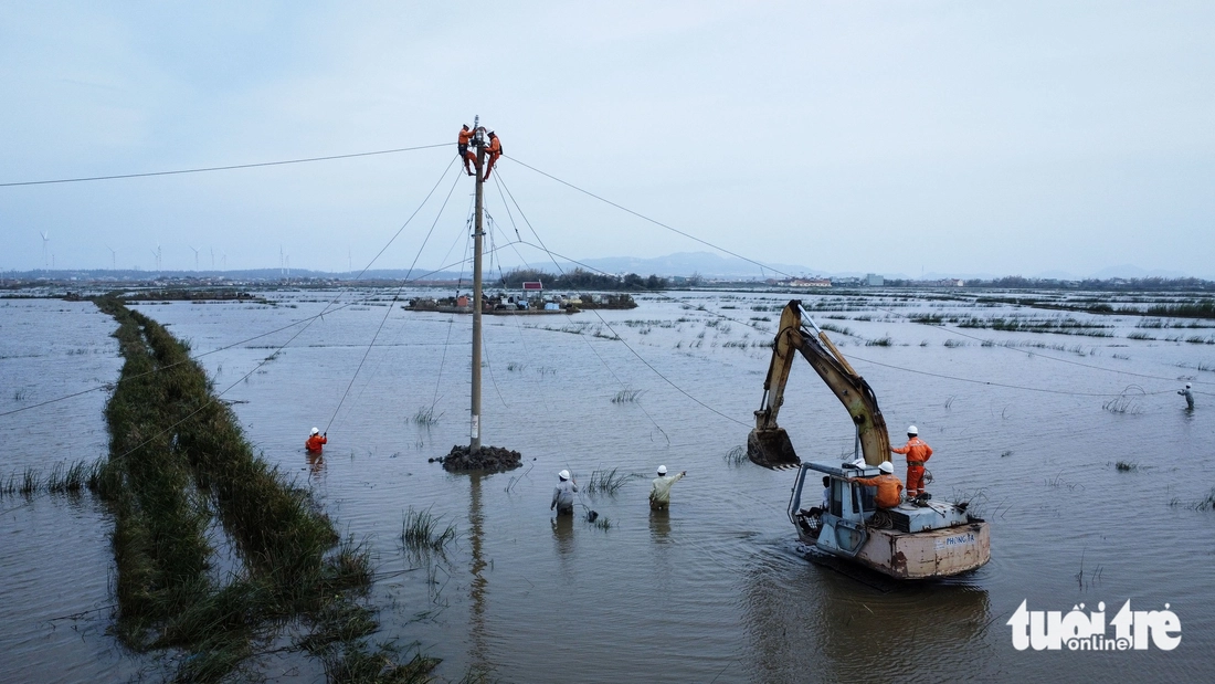 Công nhân điện lực chạy đua đêm ngày, nối lại dòng điện cho dân nơi tâm bão Kalmaegi- Ảnh 7. Công nhân điện lực chạy đua nối lại dòng điện cho bà con nơi tâm bão Kalmaegi - Ảnh 7.
