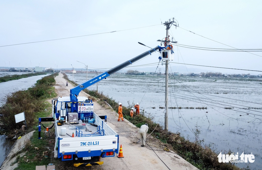 Công nhân điện lực chạy đua đêm ngày, nối lại dòng điện cho dân nơi tâm bão Kalmaegi- Ảnh 8. Kalmaegi - Ảnh 8.