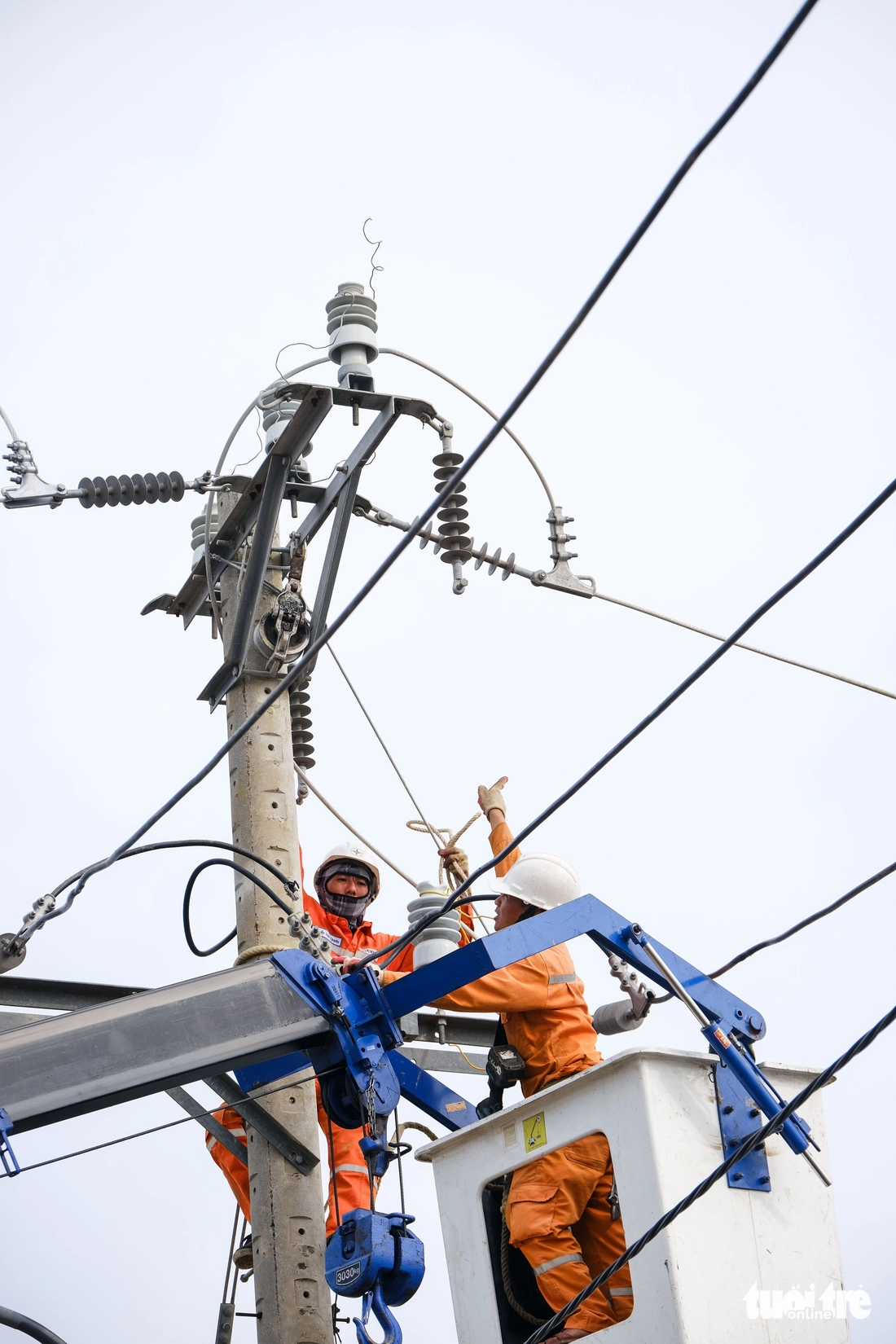 Công nhân điện lực chạy đua đêm ngày, nối lại dòng điện cho dân nơi tâm bão Kalmaegi- Ảnh 10. Kalmaegi - Ảnh 10.