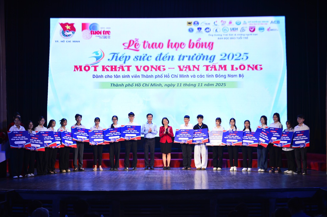 200 triệu đồng tặng hai sinh viên ĐH Y Dược TP.HCM, ĐH Văn Hiến bất hạnh và quá kiên cường - Ảnh 31.