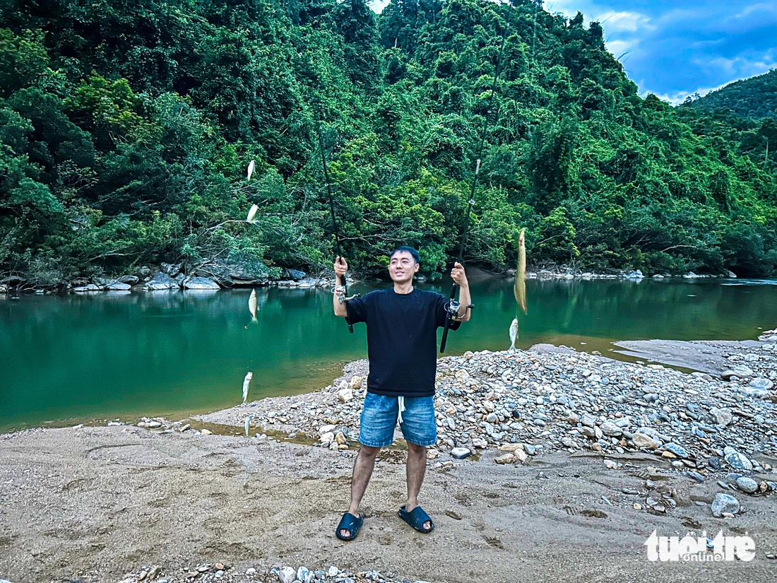 Câu cá suối bằng rọ: Kéo một lần gần chục con cá - Ảnh 1.