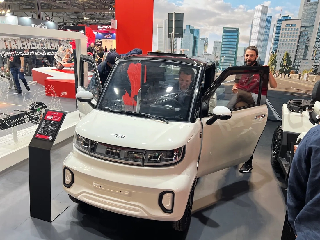 Ô tô điện mini có thể điều khiển với bằng lái xe máy, chạy 140km/sạc khi lắp thêm pin phụ - Ảnh 4.