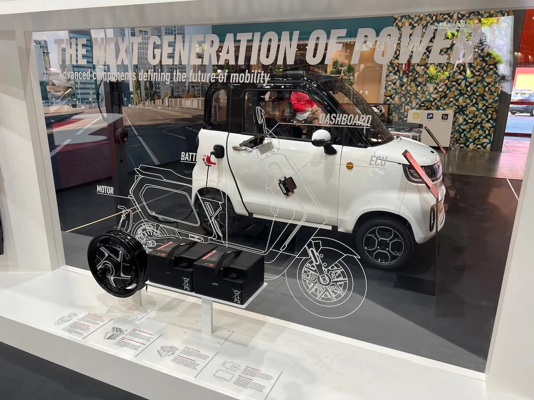 Ô tô điện mini có thể điều khiển với bằng lái xe máy, chạy 140km/sạc khi lắp thêm pin phụ - Ảnh 2.