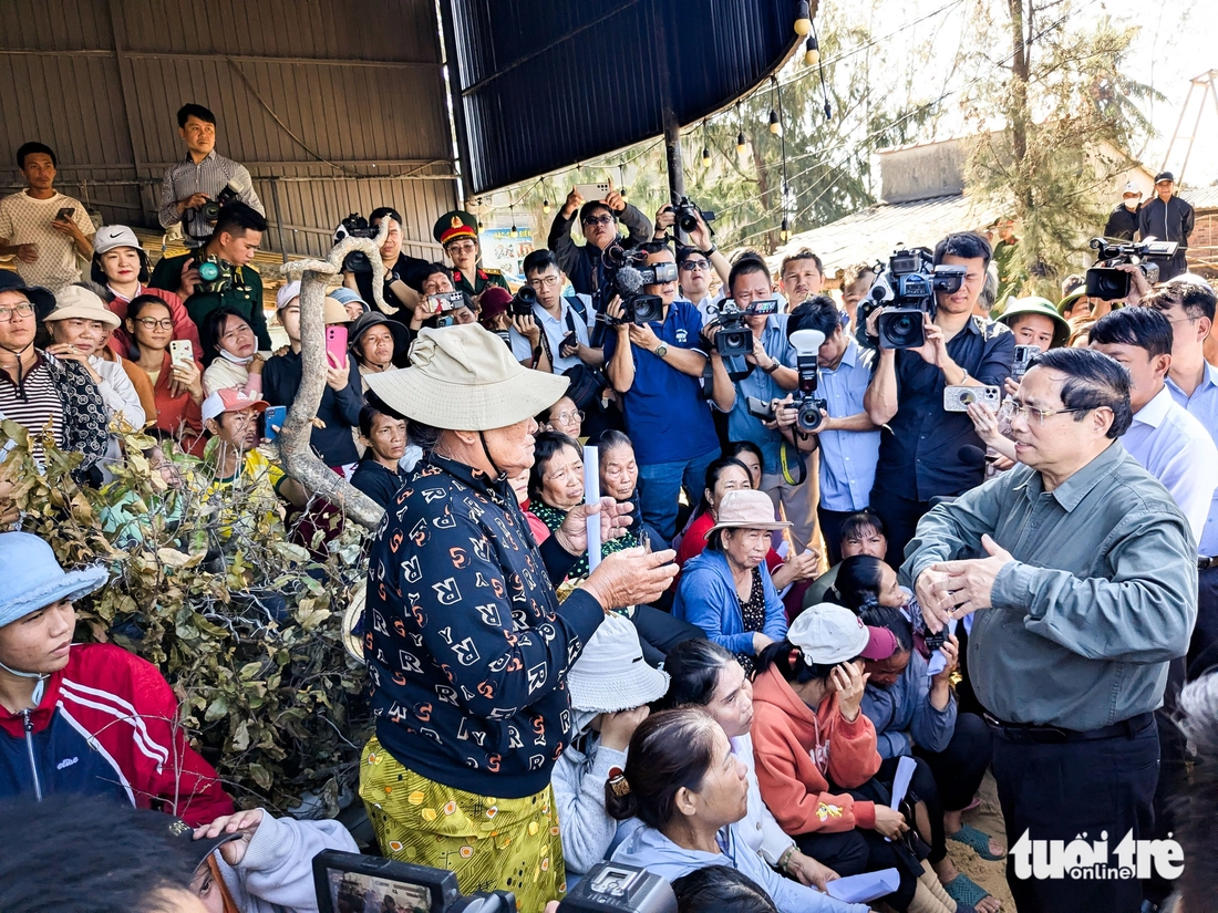 Thăm vùng tâm bão số 13, Thủ tướng Phạm Minh Chính chỉ đạo xây lại nhà bị đổ sập cho dân- Ảnh 1. Phạm Minh Chính - Ảnh 1.