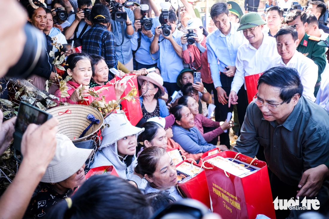 Thăm vùng tâm bão số 13, Thủ tướng Phạm Minh Chính chỉ đạo xây lại nhà bị đổ sập cho dân- Ảnh 3. Phạm Minh Chính - Ảnh 3.
