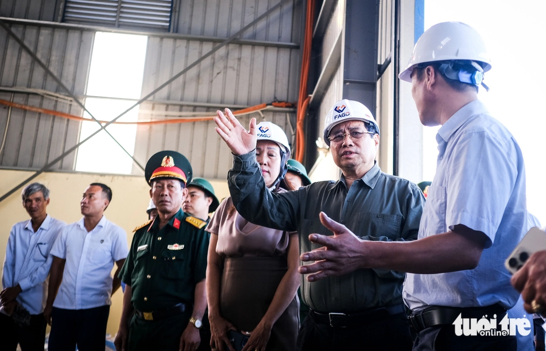 Thăm vùng tâm bão số 13, Thủ tướng Phạm Minh Chính chỉ đạo xây lại nhà bị đổ sập cho dân- Ảnh 4. Phạm Minh Chính - Ảnh 4.