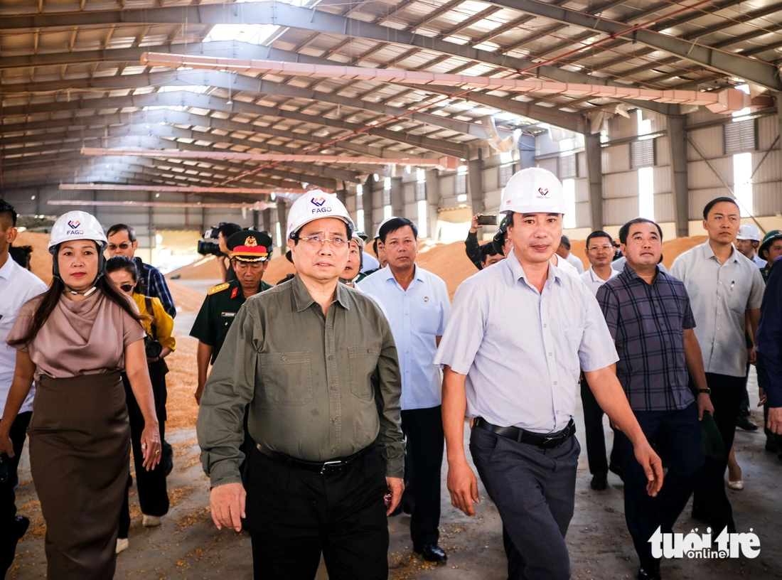 Thăm vùng tâm bão số 13, Thủ tướng Phạm Minh Chính chỉ đạo xây lại nhà bị đổ sập cho dân- Ảnh 5. Phạm Minh Chính - Ảnh 5.