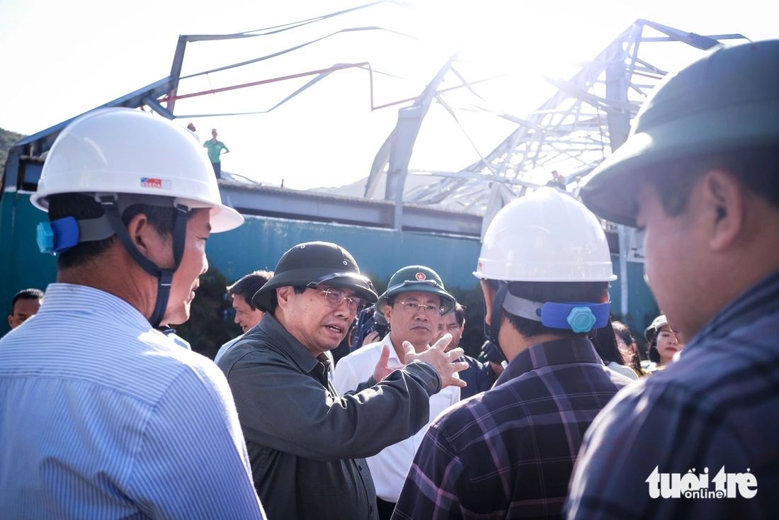 Thăm vùng tâm bão số 13, Thủ tướng Phạm Minh Chính chỉ đạo xây lại nhà bị đổ sập cho dân- Ảnh 6. Phạm Minh Chính - Ảnh 6.