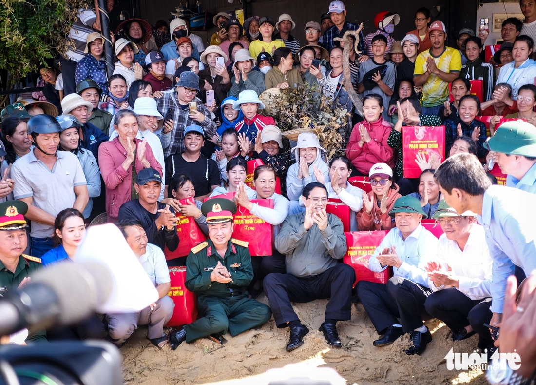 Thăm vùng tâm bão số 13, Thủ tướng Phạm Minh Chính chỉ đạo xây lại nhà bị đổ sập cho dân- Ảnh 8. Phạm Minh Chính - Ảnh 8.