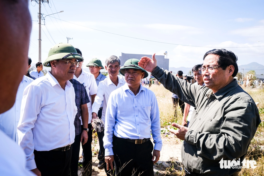 Thăm vùng tâm bão số 13, Thủ tướng Phạm Minh Chính chỉ đạo xây lại nhà bị đổ sập cho dân- Ảnh 9. Phạm Minh Chính - Ảnh 9.