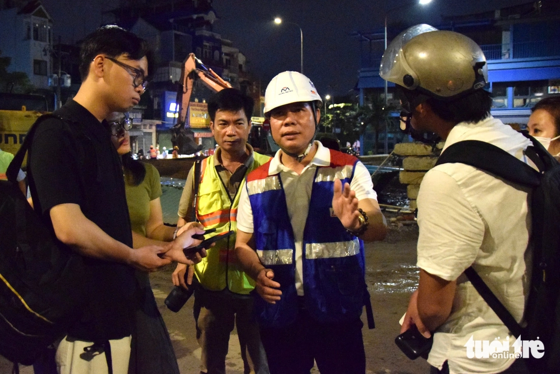 Kiểm tra việc di dời hạ tầng kỹ thuật metro số 2 trong đêm, đã hoàn thành trên 70% - Ảnh 1.