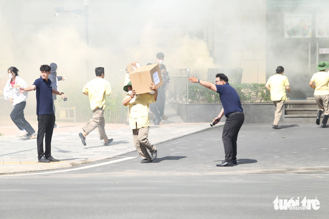 Hơn 3.000 người diễn tập chữa cháy, cứu nạn cứu hộ tại tòa nhà chung cư - Ảnh 2.