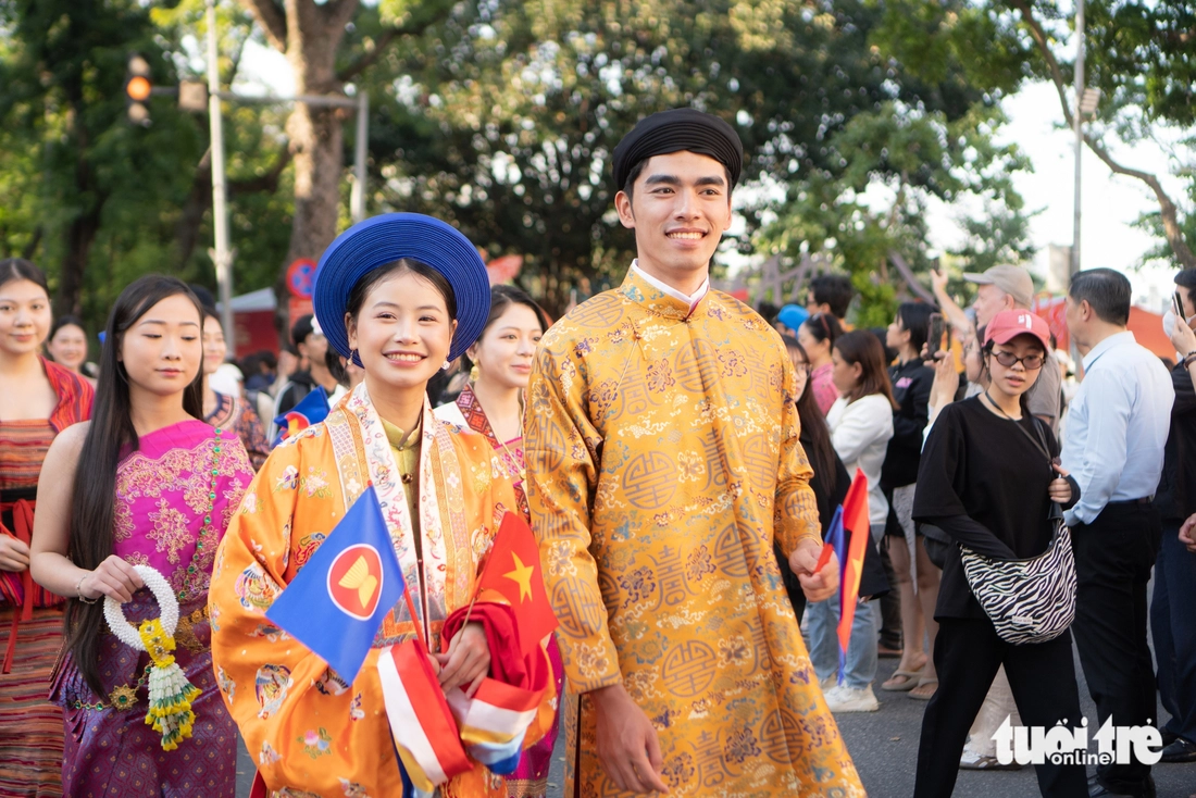 Du khách nước ngoài ngỡ ngàng trước màn diễu hành áo dài, cổ phục trên phố đi bộ hồ Gươm - Ảnh 1. áo dài - Ảnh 1.