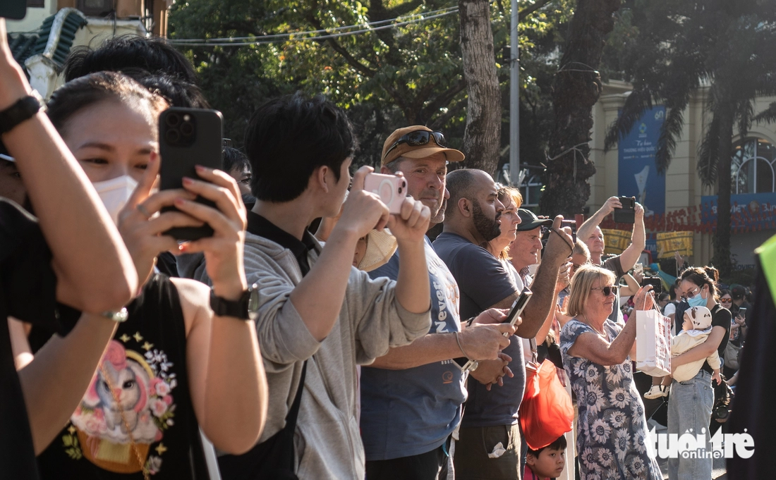 Du khách nước ngoài ngỡ ngàng trước màn diễu hành áo dài, cổ phục trên phố đi bộ hồ Gươm - Ảnh 3. Du khách nước ngoài ngỡ ngàng trước màn diễu hành áo dài, cổ phục trên phố đi bộ hồ Gươm - Ảnh 3.