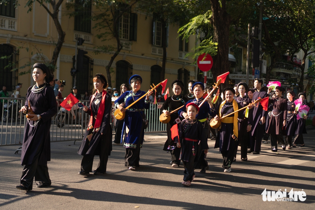Du khách nước ngoài ngỡ ngàng trước màn diễu hành áo dài, cổ phục trên phố đi bộ hồ Gươm - Ảnh 6. áo dài - Ảnh 6.