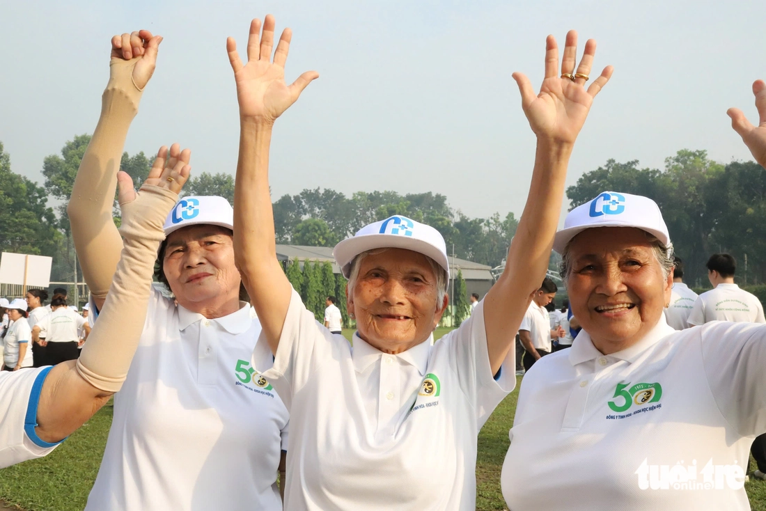 2.000 người TP.HCM đồng diễn dưỡng sinh, vận động rèn luyện thể chất tại cộng đồng - Ảnh 9.