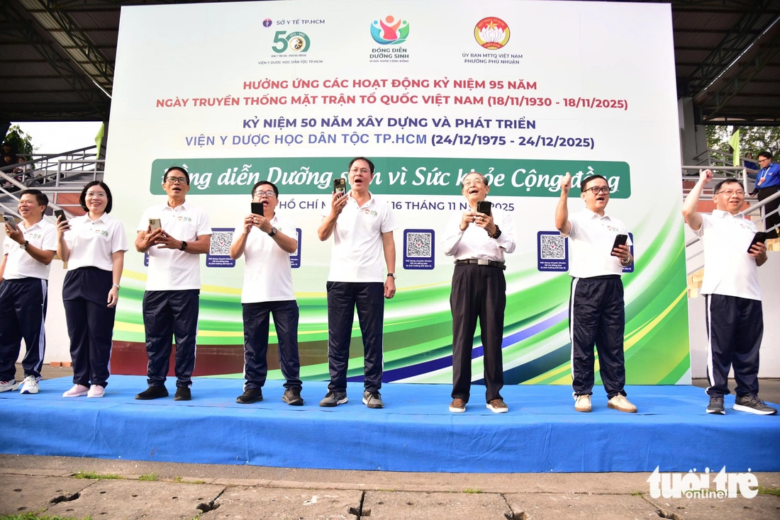 2.000 người TP.HCM đồng diễn dưỡng sinh, vận động rèn luyện thể chất tại cộng đồng - Ảnh 10.