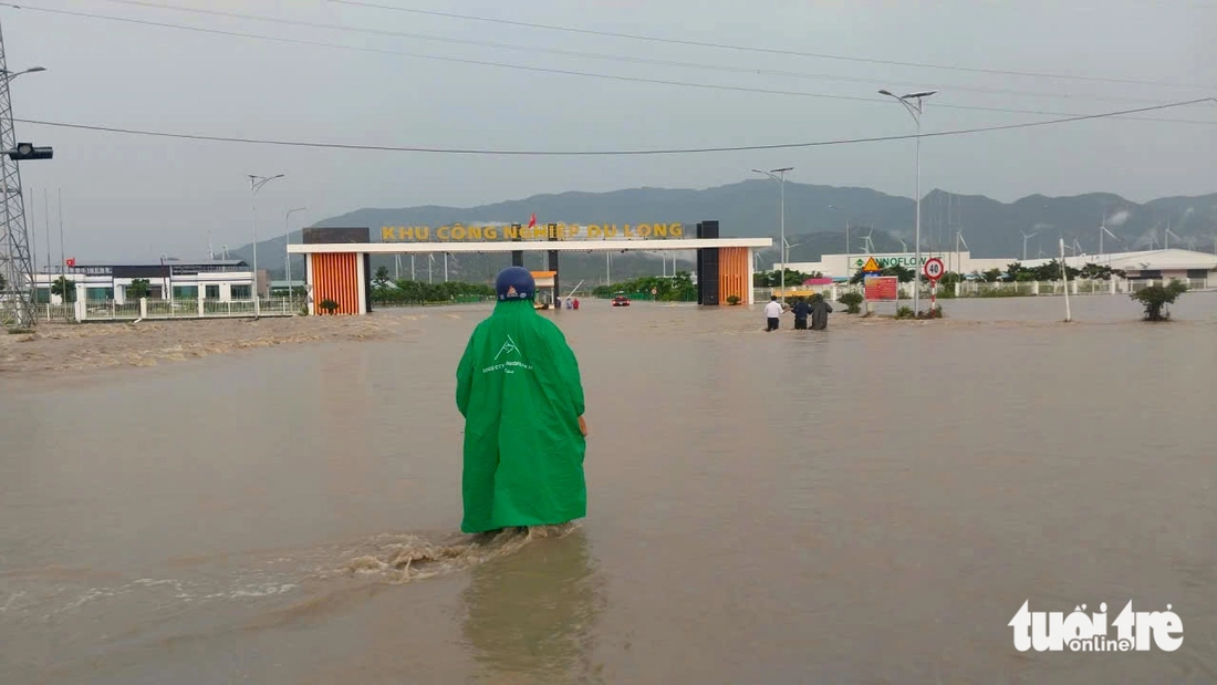 Khu công nghiệp Du Long ở Khánh Hòa ngập nặng do mưa lớn, 6.000 công nhân phải tạm nghỉ- Ảnh 1. Khu công nghiệp Du Long ở Khánh Hòa ngập nặng do mưa lớn, 6.000 công nhân phải tạm nghỉ - Ảnh 1.