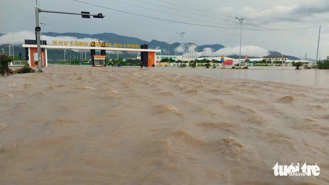 Khu công nghiệp Du Long ở Khánh Hòa ngập nặng do mưa lớn, 6.000 công nhân phải tạm nghỉ- Ảnh 2. Khu công nghiệp Du Long ở Khánh Hòa ngập nặng do mưa lớn, 6.000 công nhân phải tạm nghỉ - Ảnh 2.