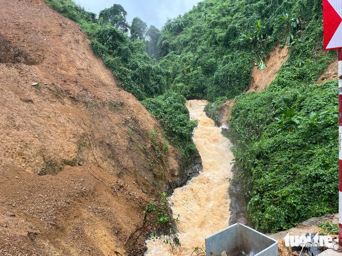 Cận cảnh hiện trường vụ tai nạn 6 người chết trên đèo Khánh Lê - Ảnh 2. khánh lê - Ảnh 5.
