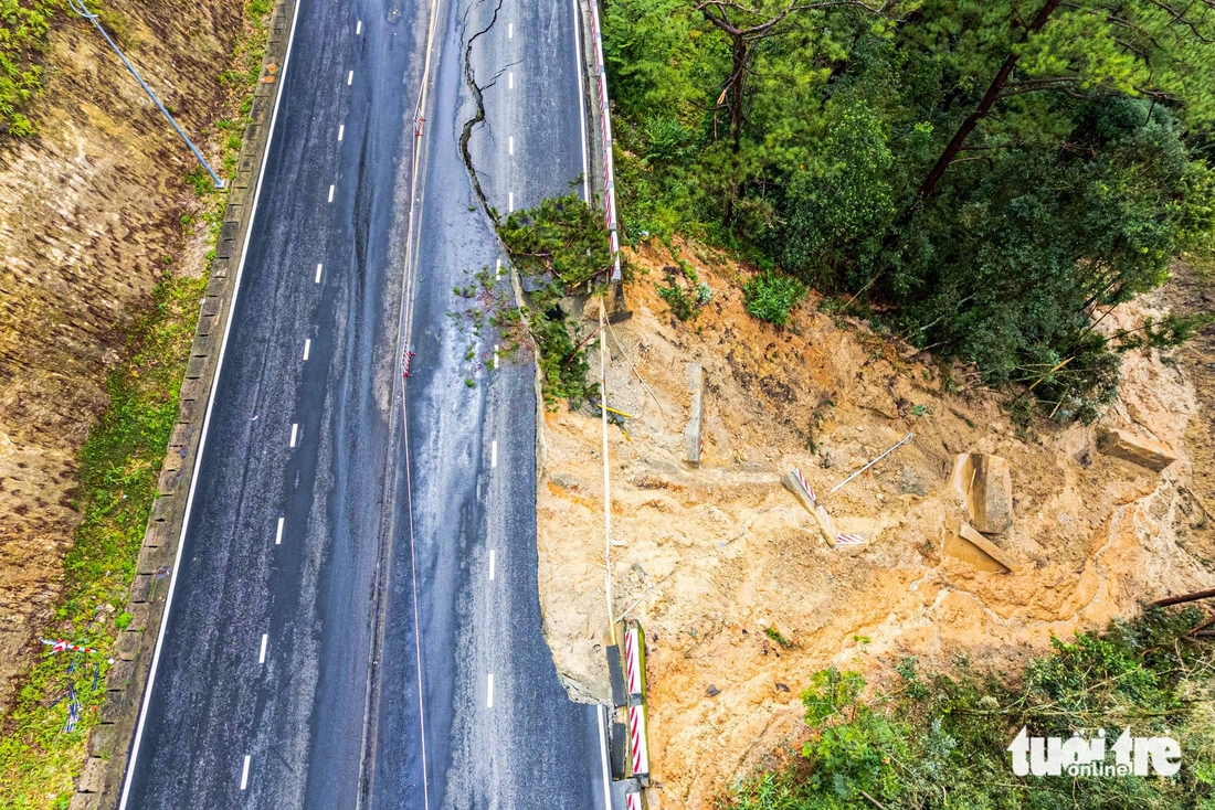 Cận cảnh 'dấu vết lạ' ở điểm sạt lở trên đèo Prenn Đà Lạt- Ảnh 1. Cận cảnh 'dấu vết lạ' ở điểm sạt lở trên đèo Prenn Đà Lạt- Ảnh 1.
