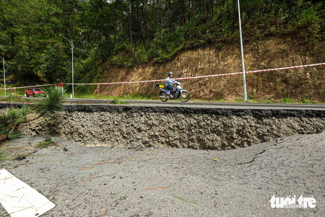 Cận cảnh 'dấu vết lạ' ở điểm sạt lở trên đèo Prenn Đà Lạt- Ảnh 3. Cận cảnh 'dấu vết lạ' ở điểm sạt lở trên đèo Prenn Đà Lạt - Ảnh 3.