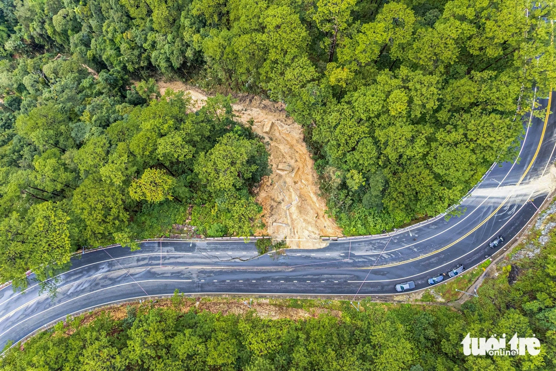 Cận cảnh 'dấu vết lạ' ở điểm sạt lở trên đèo Prenn Đà Lạt- Ảnh 4. Cận cảnh 'dấu vết lạ' ở điểm sạt lở trên đèo Prenn Đà Lạt- Ảnh 4.