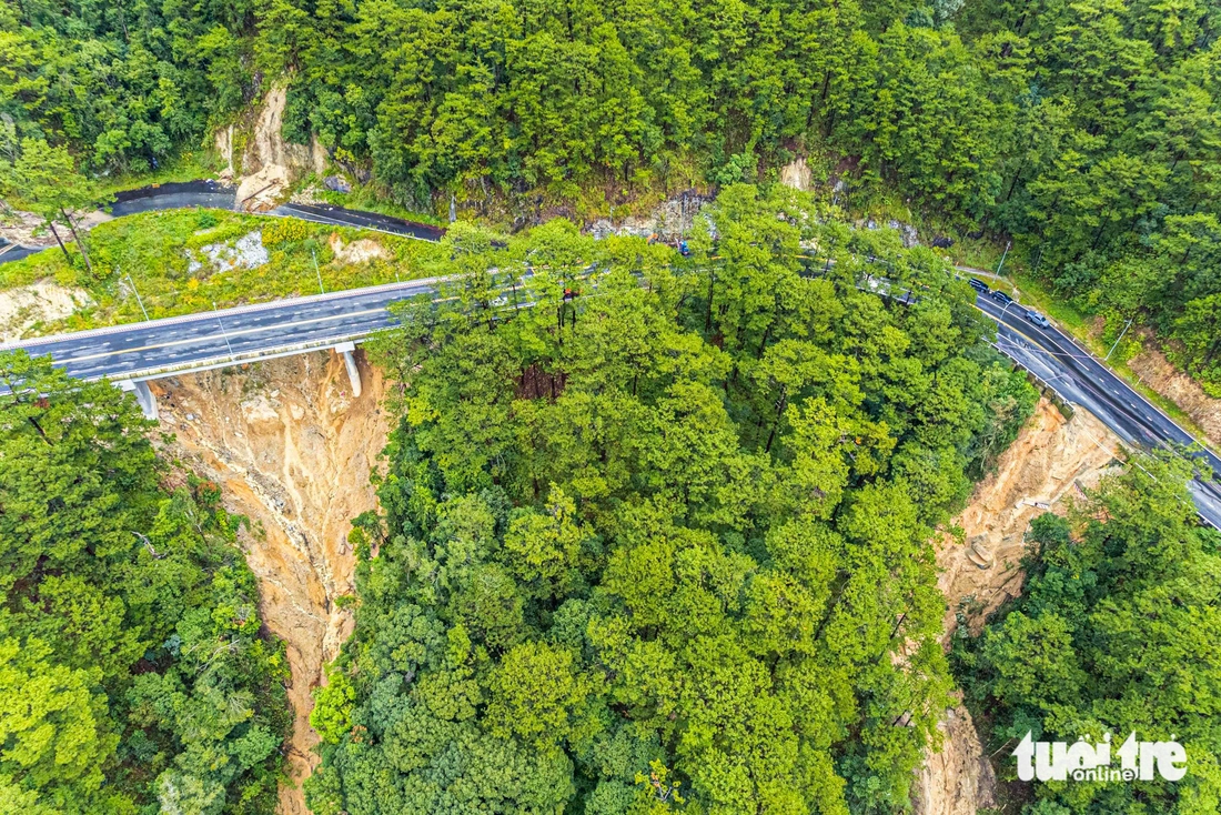 Cận cảnh 'dấu vết lạ' ở điểm sạt lở trên đèo Prenn Đà Lạt- Ảnh 5. Cận cảnh 'dấu vết lạ' ở điểm sạt lở trên đèo Prenn Đà Lạt- Ảnh 5.