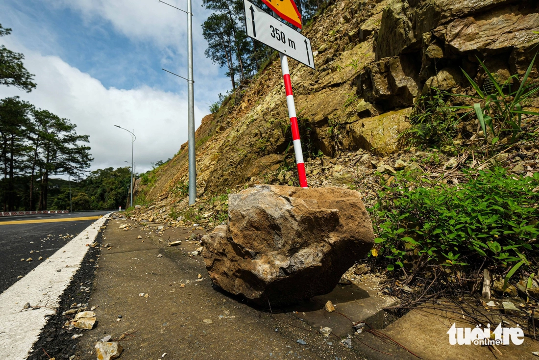 Cận cảnh 'dấu vết lạ' ở điểm sạt lở trên đèo Prenn Đà Lạt- Ảnh 6. Cận cảnh 'dấu vết lạ' ở điểm sạt lở trên đèo Prenn Đà Lạt - Ảnh 6.