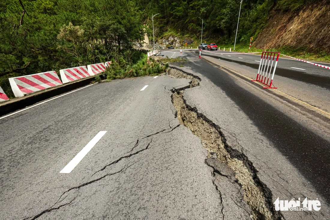 Cận cảnh 'dấu vết lạ' ở điểm sạt lở trên đèo Prenn Đà Lạt- Ảnh 7. Cận cảnh 'dấu vết lạ' ở điểm sạt lở trên đèo Prenn Đà Lạt - Ảnh 7.