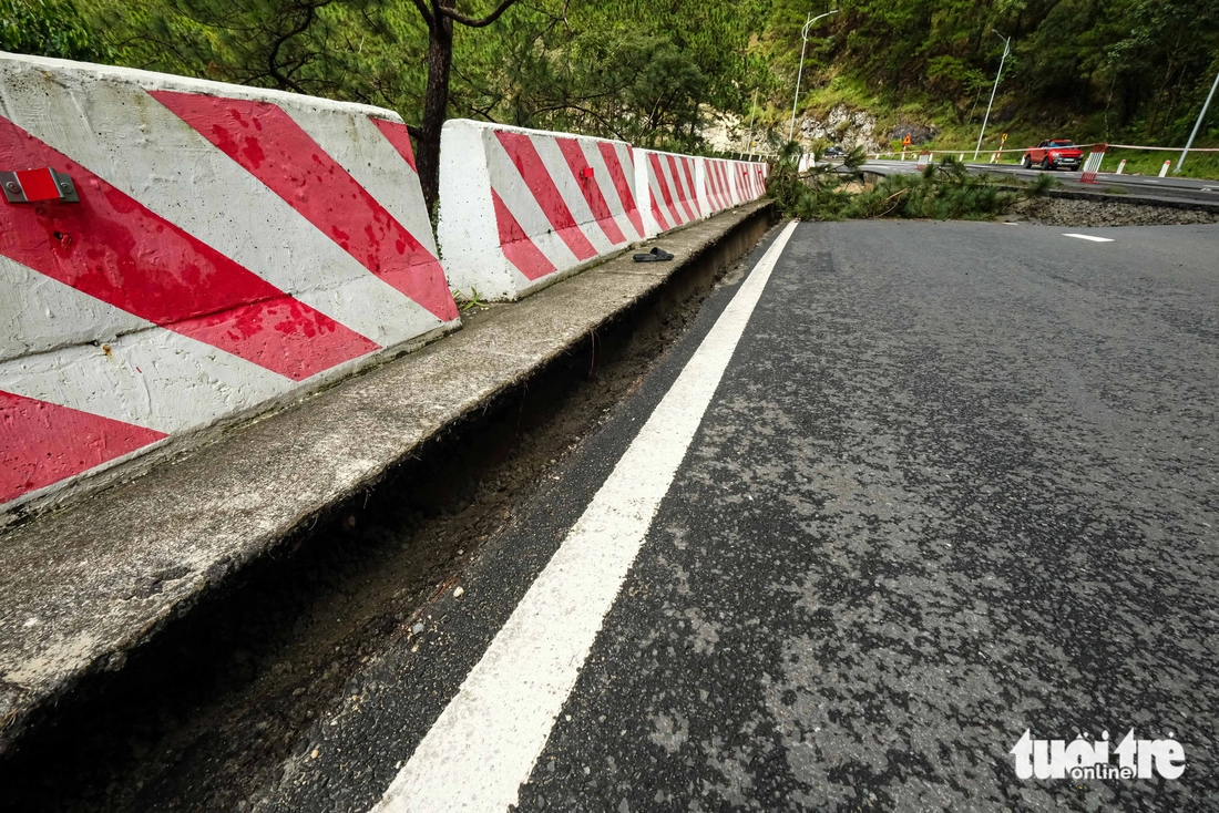 Cận cảnh 'dấu vết lạ' ở điểm sạt lở trên đèo Prenn Đà Lạt- Ảnh 8. Cận cảnh 'dấu vết lạ' ở điểm sạt lở trên đèo Prenn Đà Lạt - Ảnh 8.