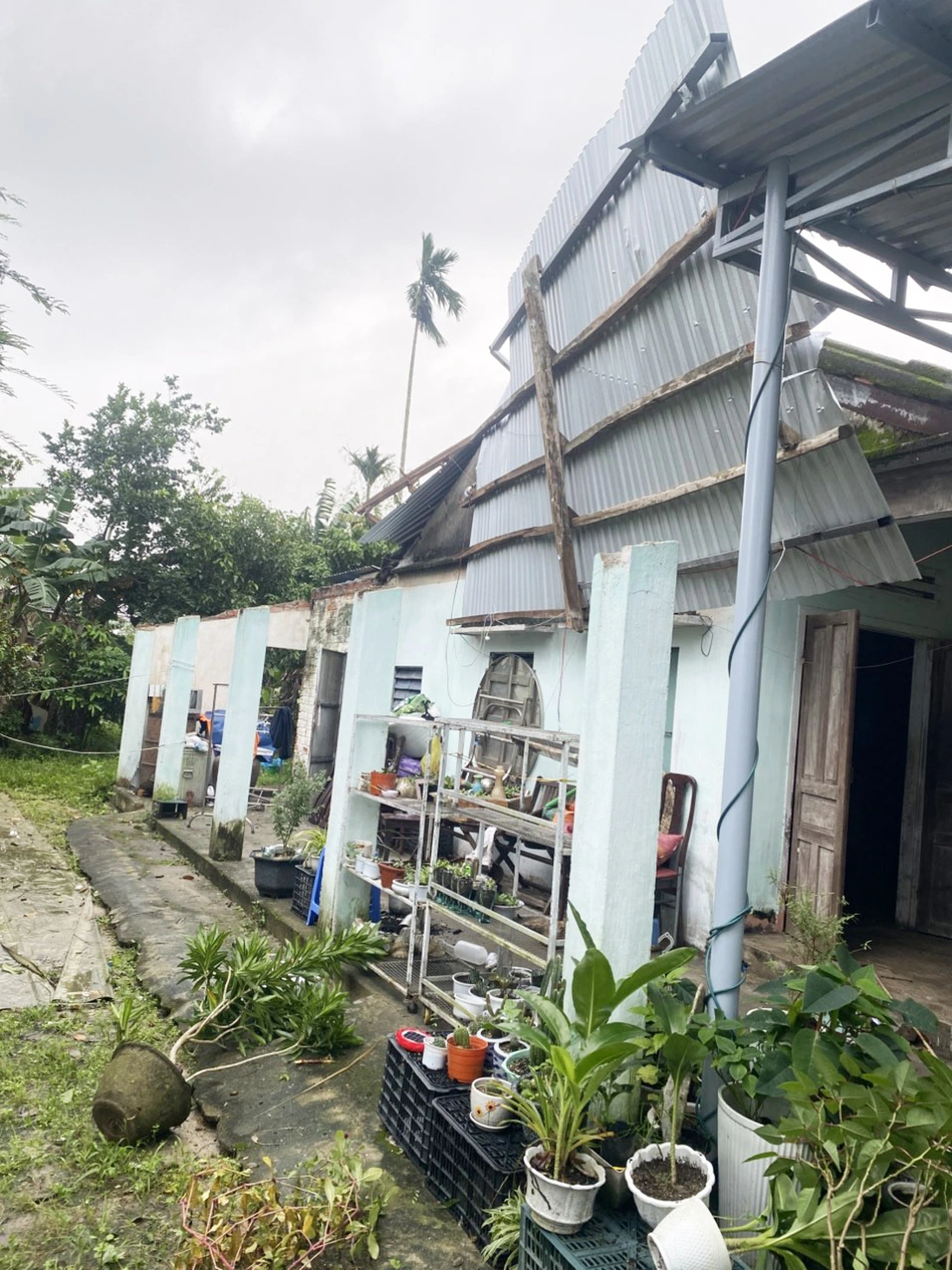 Lốc xoáy quét trong đêm, hàng chục ngôi nhà ở Đà Nẵng hư hỏng - Ảnh 6.