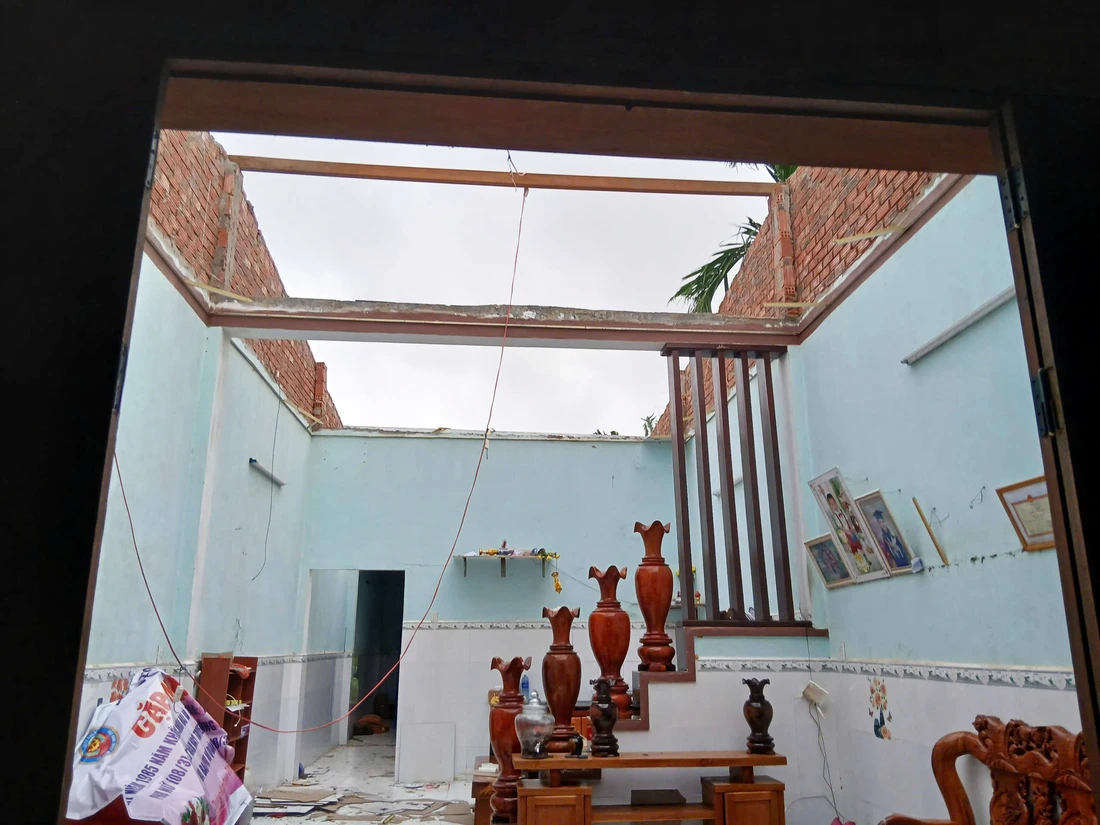 Lốc xoáy quét trong đêm, hàng chục ngôi nhà ở Đà Nẵng hư hỏng - Ảnh 1.