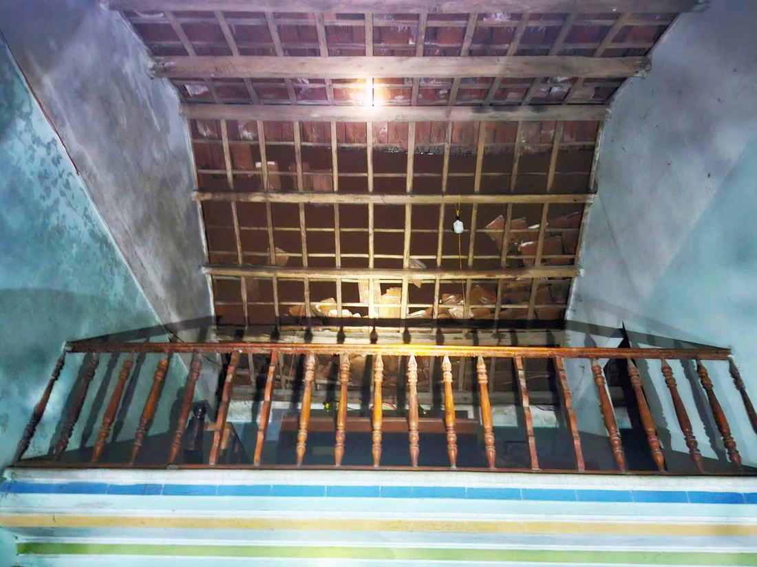 Lốc xoáy quét trong đêm, hàng chục ngôi nhà ở Đà Nẵng hư hỏng - Ảnh 2.