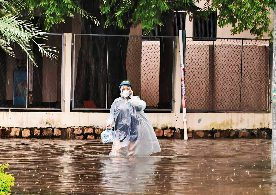 Khánh Hòa ngập sâu do mưa lũ, người dân leo lên mái nhà cầu cứu- Ảnh 3. Khánh Hòa - Ảnh 3.