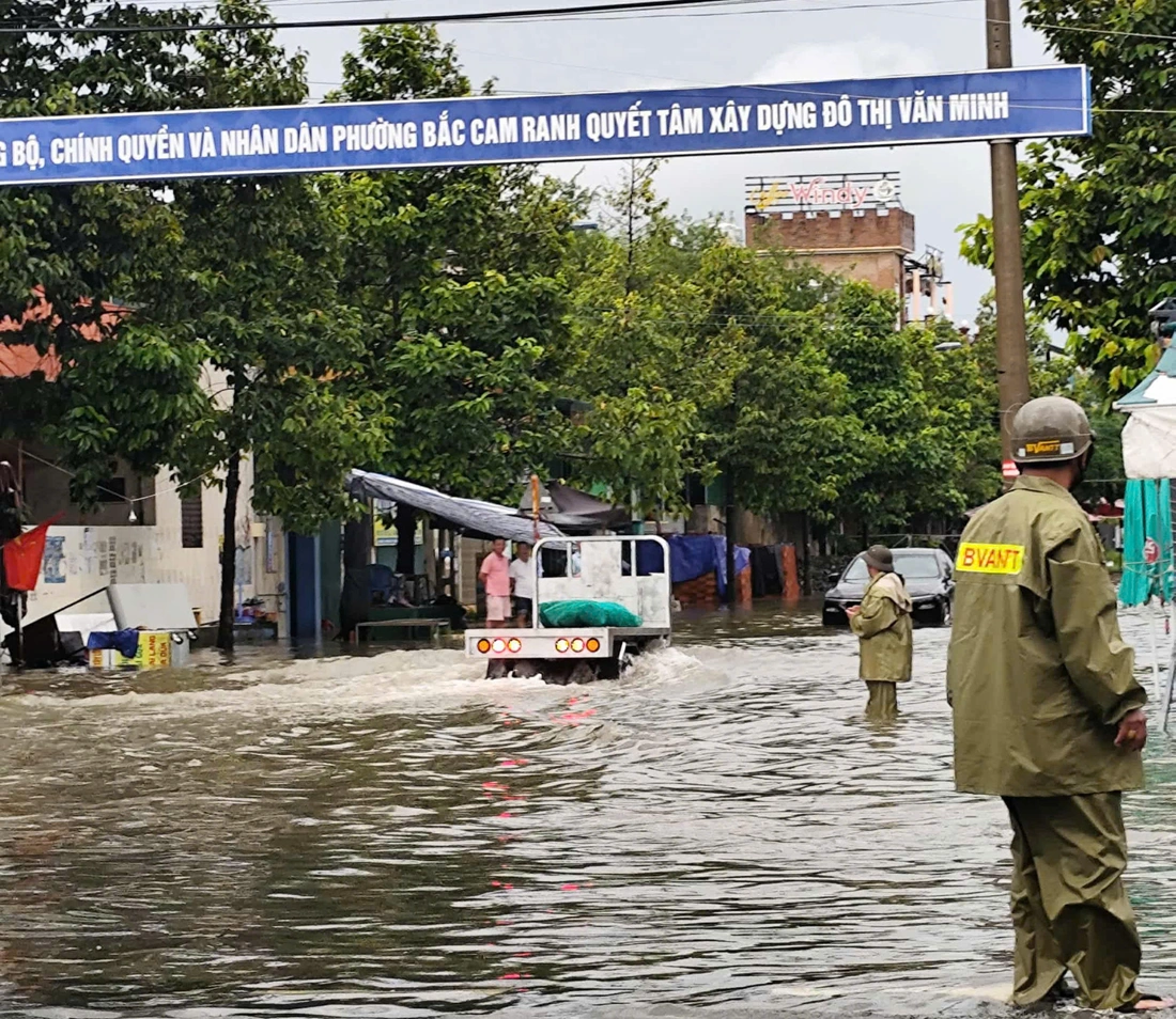 Khánh Hòa ngập sâu do mưa lũ, người dân leo lên mái nhà cầu cứu- Ảnh 6. Khánh Hòa - Ảnh 6.