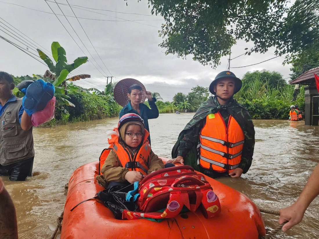Khánh Hòa ngập sâu do mưa lũ, người dân leo lên mái nhà cầu cứu- Ảnh 7. Khánh Hòa - Ảnh 7.