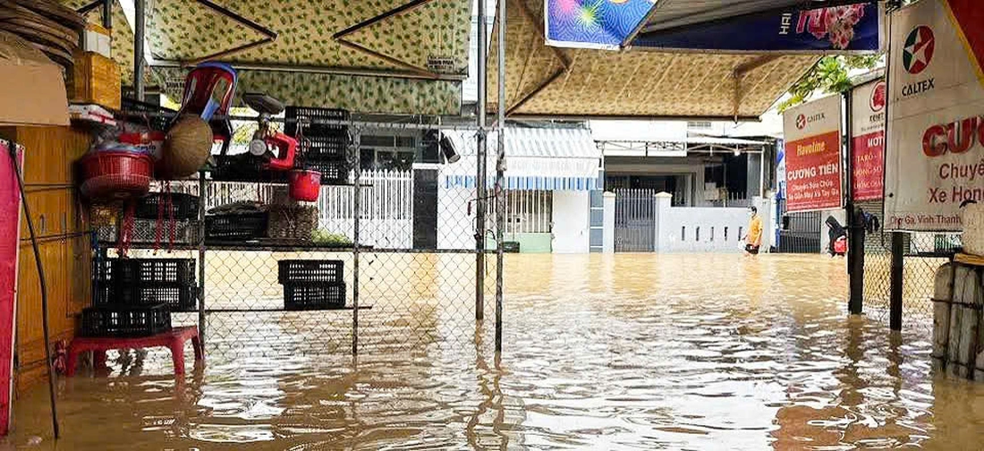 Khánh Hòa ngập sâu do mưa lũ, người dân leo lên mái nhà cầu cứu- Ảnh 4. Khánh Hòa - Ảnh 4.