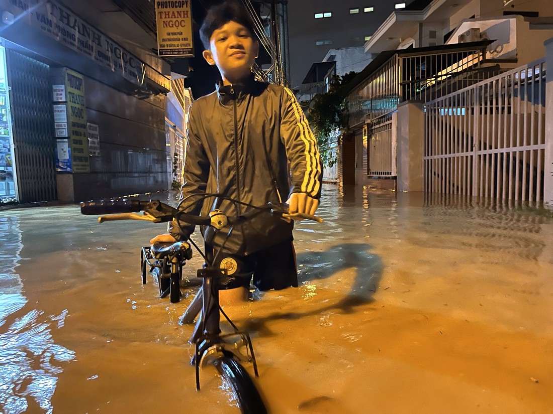 Lũ dâng cao, người dân nhắn tin cầu cứu, nhiều tuyến đường ở phía Tây Nha Trang ngập nặng - Ảnh 1. ngập nặng - Ảnh 1.